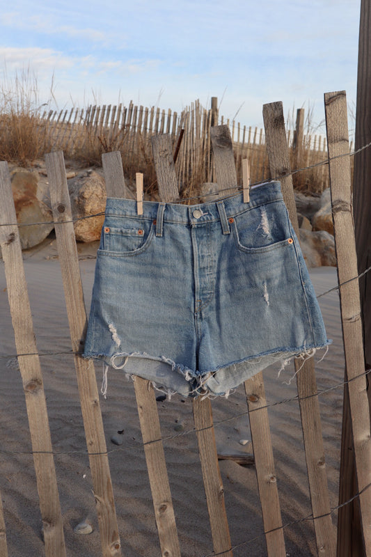 Levi’s Shorts - Size 28