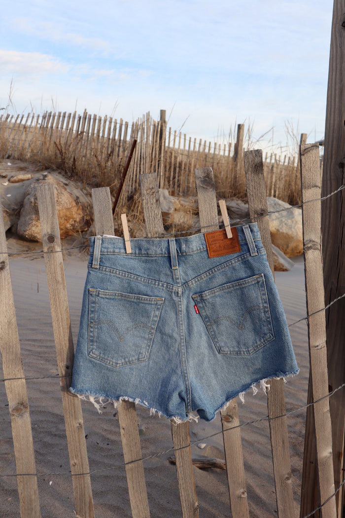 Levi’s Shorts - Size 28