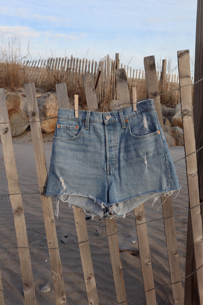 Levi’s Shorts - Size 28