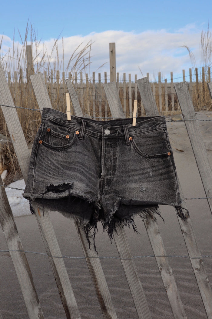 Levi’s Shorts - Size 28